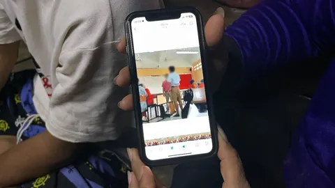 เกินกว่าเหตุหรือไม่ เด็ก ม.2 ถูกครูล็อกคอ กระชากหงายท้องจากเก้าอี้