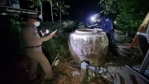 ล่าลูกสาว ลูกเขย ฆ่าแม่ยายแทงพรุน 13 แผล ศพยัดโอ่ง หลบลูกหนี