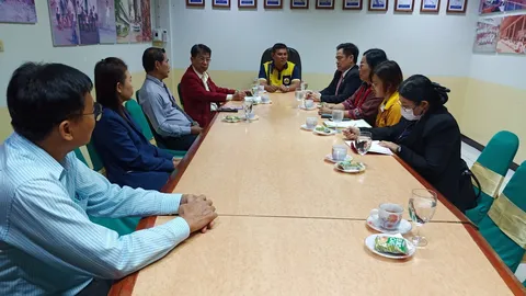 ตั้งกรรมการสอบแล้ว ดราม่าครูล็อกคอเด็ก ม.2 กระชากหงายท้องจากเก้าอี้ (คลิป)