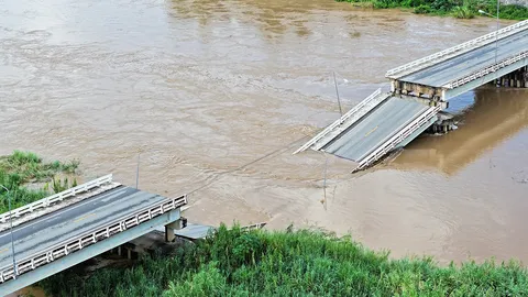 กระแสน้ำซัดสะพานถล่มที่กําแพงเพชร แม่น้ำป่าสักเกิดดินสไลด์กลืนบ้าน-จยย. (คลิป)