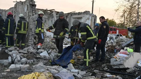 รัสเซียยิงมิสไซล์ ‘อิสกันเดอร์’ ถล่มหมู่บ้านยูเครน เสียหายยับ ดับ 51 ศพ