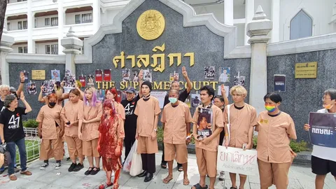 ฮือฮา รำลึก 6 ตุลาฯ "บุ้ง" ใช้ "หยก"แสดงเลียนแบบฆ่าแขวนคอใต้ต้นมะขาม