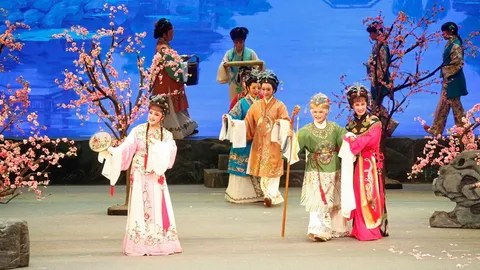 รักต้องห้าม “ความฝันในหอแดง”