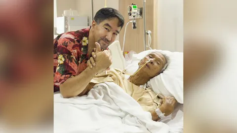 บี๋ ธีรพงศ์ เยี่ยม ฉลอง ภักดีวิจิตร ส่งกำลังใจขอให้แข็งแรงเหมือนเดิม