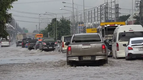 โคราชอ่วมวันที่ 2 ถนนมิตรภาพหน้าตลาดเทิดไท การจราจรอัมพาต 