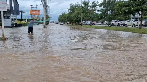รพ.อภัยภูเบศรเร่งสูบนํ้าออก ฝนถล่มโคราช ถนนมิตรภาพท่วมหนักครึ่งเมตร