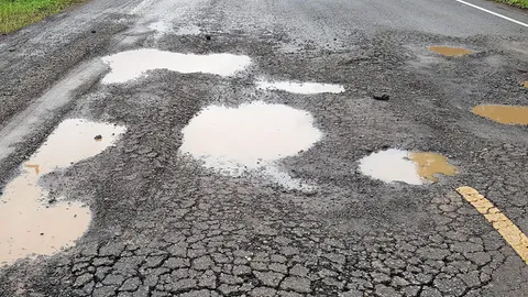 เดือดร้อนมานาน ถนนบ้านนาเจริญ หมู่ 12 อ.ตระการพืชผล สภาพเหมือนแอ่งน้ำ