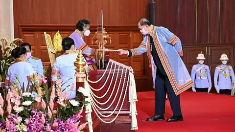 แสดงความยินดี เจ้าสัว บุณยสิทธิ์ โชควัฒนา เข้ารับปริญญาดุษฎีพร้อมกับหลานสาว