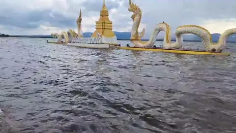 นักท่องเที่ยวแห่ชม คลื่นน้ำกว๊านพะเยา กระทบฝั่งหลังแห้งนานตอนนี้น้ำปริ่มตลิ่ง