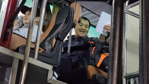 ทร.ต้อนรับ 90 แรงงานไทยกลับจากอิสราเอล ลงที่สนามบินอู่ตะเภา (คลิป)