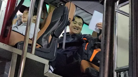 ทร.ต้อนรับ 90 แรงงานไทยกลับจากอิสราเอล ลงที่สนามบินอู่ตะเภา (คลิป)