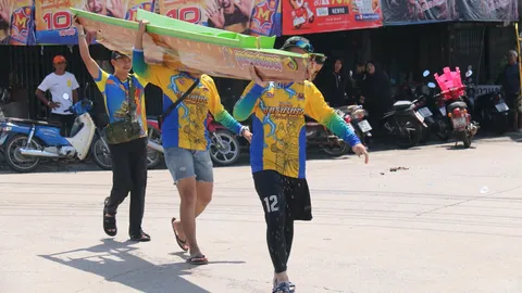 ระทึก งานอุ้มพระดำน้ำ เรือแข่งหัก ล่มกลางแม่น้ำป่าสัก (คลิป)