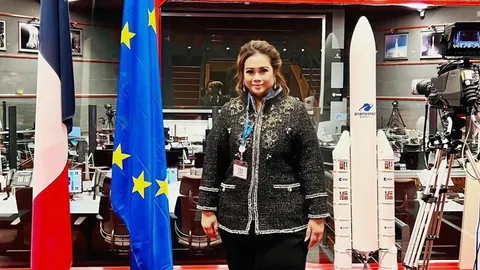 ภารกิจเพื่อชาติของ “รมว.อว.” ใส่ผ้าไทยปล่อยจรวดให้โลกจำ!!