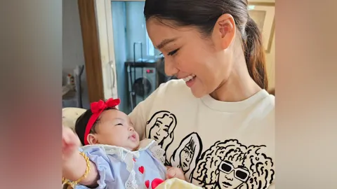 สายเปย์สุดๆ "แนท-อนิพรณ์" รับขวัญหลานตัวน้อยของเพื่อนซี้ด้วยสร้อยข้อมือเส้นโต