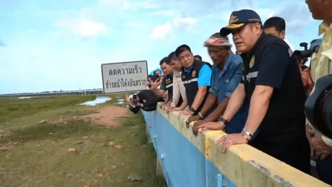 "ธรรมนัส" มาพัทลุง มอบที่ดิน ส.ป.ก.แก่เกษตรกร พร้อมดูวิถีชีวิตควายน้ำทะเลน้อย