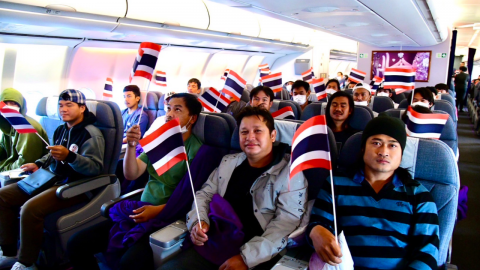 เครื่องบินทอ.นำ 130 คนไทยจากอิสราเอล กลับถึงบ้านอย่างปลอดภัย (คลิป)