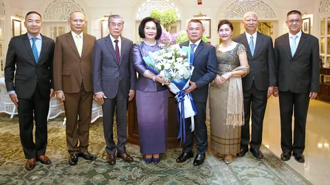 "ดร.สมศักดิ์-คุณหญิงปัทมา" มอบช่อดอกไม้แสดงความยินดีแก่ "พล.อ.อ.พันธ์ภักดี พัฒนกุล"