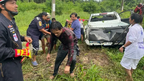 ฝนตกถนนลื่น ปิพอัพไถลตกคู ดับ 4 ศพที่สุราษฎร์ฯ  