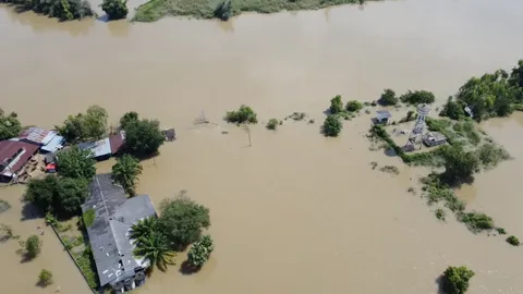2 เขื่อนใหญ่อีสานระบายน้ำ กระทบร้อยเอ็ด ชุมชนลุ่มต่ำเจอน้ำท่วมขยายวงกว้าง 