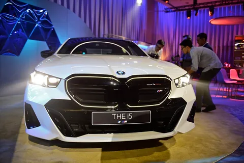 ชายกลางพลังงานไฟฟ้า BMW i5 40 และ BMW i5 M60 xDrive 