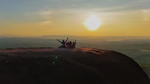 นักท่องเที่ยวมาบึงกาฬช่างหยุดยาว ขึ้นภูสิงห์ชมแสงแรกของวันใหม่ที่หินสามวาฬ