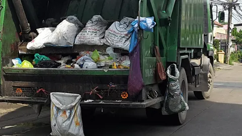 รถเก็บขยะนครรังสิตทำขยะเปียกหกเรี่ยราดส่งกลิ่นเหม็นประจำ ฝากเทศบาลกำชับให้หน่อย