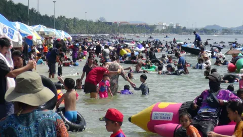 วันหยุดยาว หาดบางแสนน้ำใส นักท่องเที่ยวแห่เล่นน้ำแน่นขนัด 
