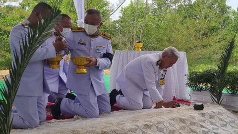 ประธานองคมนตรี อัญเชิญดินพระราชทานฝัง "จุฬาราชมนตรี" พี่น้องมุสลิมร่วมอาลัย