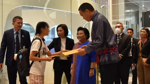 “หยก-อันนา” บุกยื่นหนังสือถึง นายกฯ ก่อนดูหนังสัปเหร่อ ไอแพดเกือบโดนหัว