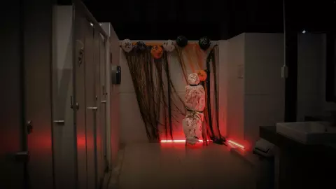 ปั๊มน้ำมัน ผุดไอเดียหลอน นำผ้าห่อศพตกแต่งห้องน้ำต้อนรับวันฮาโลวีน