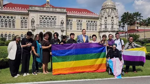 “เศรษฐา” เดินมาถ่ายรูปร่วมกับ LGBTQ ยันจะผลักดันเรื่องเพศสภาพเข้าสู่สภาฯ