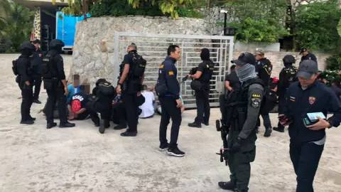 แก๊งต่างชาติเหิม อยู่เกินวีซ่า-ทำร้าย จนท. หน่วยสวาทบุกล็อกคาวิลล่าหรู