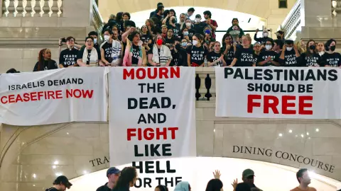 ผู้ประท้วงปิดสถานีรถไฟแกรนด์เซ็นทรัล นิวยอร์ก เรียกร้องหยุดยิงในกาซา