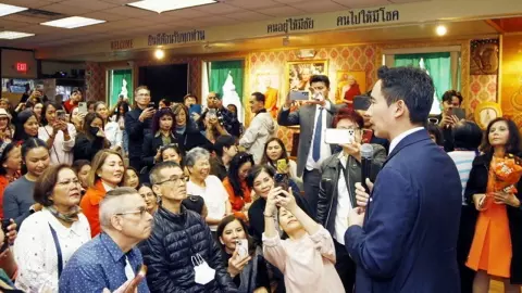 "พิธา ลิ้มเจริญรัตน์" ร่วมงานเลี้ยงย่านไทยทาวน์ นิวยอร์ก สหรัฐ