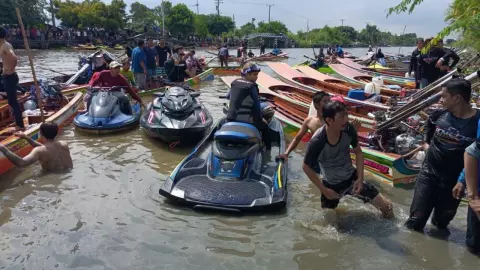 สลด เจ็ตสกีขับแข่งกันคนขับตกน้ำ พุ่งชนเรือหางยาว ดับคาคลอง 3 ศพ