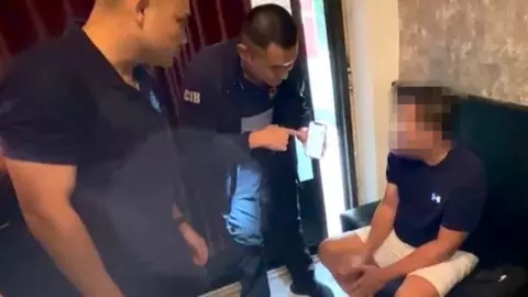 จับร้านนวด ย่านลาดพร้าว แฝงค้ากามเด็กชาย โปรโมตโจ่งครึ่มผ่านออนไลน์