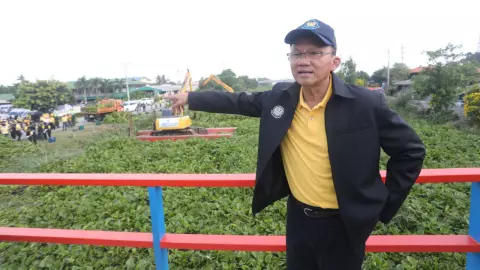 "สมศักดิ์" ตามอุทกภัยพื้นที่ภาคกลาง ร่วมกำจัดผักตบฯขวางทางน้ำ