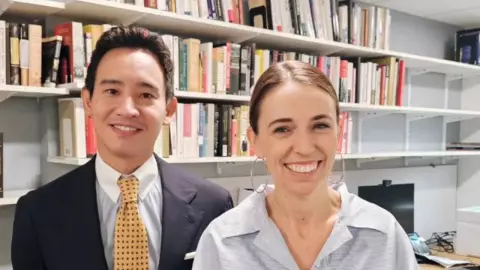 “พิธา” โพสต์รูปคู่ “อดีตนายกฯ จาซินดา” บอกคุยหลายเรื่อง เดี๋ยวมาเล่ายาวๆ ให้ฟัง