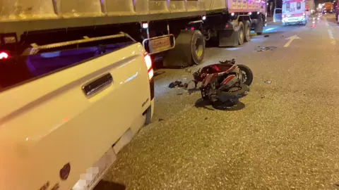 กระบะไล่บี้เสยท้ายกันเอง หมุนชน จยย. ซัดท้ายรถพ่วง ตาย 3 เจ็บ 1