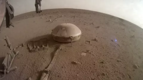 นักวิจัยเผยข้อมูลดาวอังคาร มีชั้นหินหลอมเหลวอยู่ด้านใน