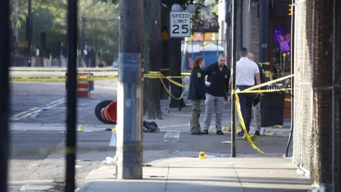 อริ 2 กลุ่มยิงกันกลางถนนฟลอริดา ตาย 2 ศพ เจ็บอีก 18 ราย