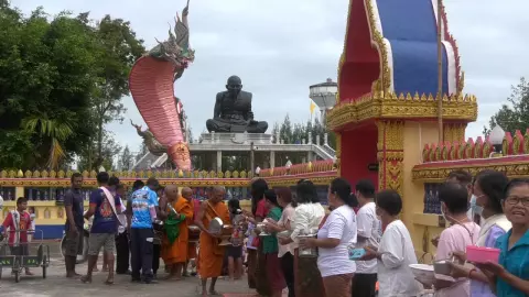 คนไทยและกัมพูชา ร่วมตักบาตรเทโวที่วัดบ้านด่าน ส่วนเกจิดังนำของไปช่วยคนบ้านไฟไหม้