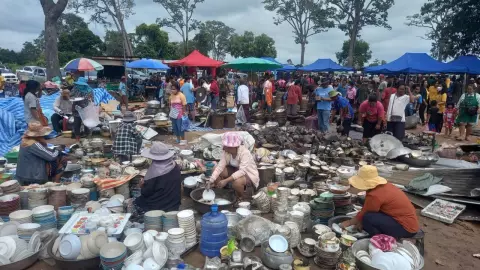 ไฟไหม้ตลาดช่องจอม คาดเสียหายกว่า 300 ล้าน คนแห่ช่วยซื้อ-บริจาคของให้ชาวกัมพูชา