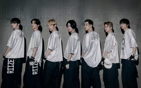 RIIZE พูดถึงซิงเกิลใหม่ ‘Talk Saxy’ พร้อมโชว์การแสดงที่ทรงพลังไปอีกระดับ