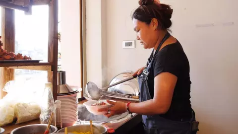 บะหมี่เกี๊ยวเจ้าเด็ดสูตรแฟนเก่า เมืองมหาสารคาม หมูแดงหมูกรอบทำเอง ขายดีหมดทุกวัน