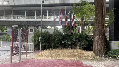 ตร.แก้เคล็ดเปลี่ยนฮวงจุ้ย ติดตั้งนกอินทรี ขยับศาลพระภูมิ ปัดเป่า “กลิ่นขยะ”