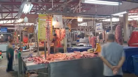 เขียงหมูตลาดสดเมืองโคราชเงียบเหงา หลังราคาหมูสูงขึ้น ลูกค้าหายเกือบครึ่ง