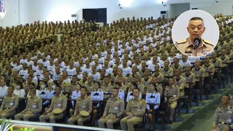 ผบ.ทร. สอนน้อง ร.ร.ชุมพลฯ และศูนย์ฝึกทหารใหม่ ยกความสุภาพบุรุษทหารเรือ