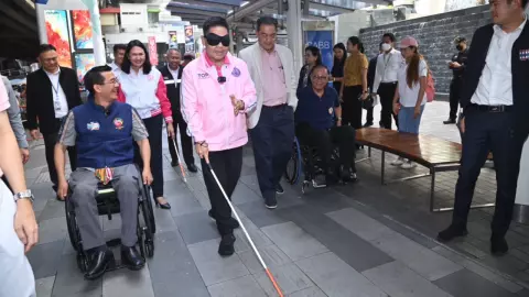 หวิดหน้าคะมำ “วราวุธ” นั่งวีลแชร์-ปิดตาใช้ไม้เท้านำทาง สัมผัสความรู้สึกคนพิการ (คลิป)