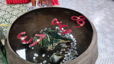 ส่อง "อ่างน้ำมนต์" อาศรมฤาษีเณร คอหวยสังเกตเห็น "เลขเด็ด" ลอยจับกลุ่ม